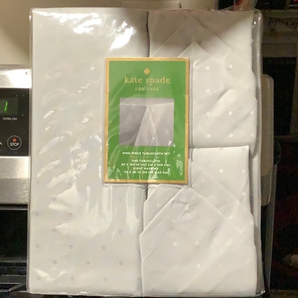 KATE SPADE SILVER DOTS HOLIDAY 9 PIECE TABLE CLOTH SET